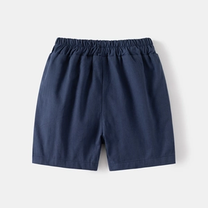 Dettaglio dei pantaloncini in cotone blu navy con vita elastica e cuciture curate per bambini