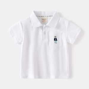 Detailansicht eines Kinderpoloshirts mit Bärenstickerei und weißem Stoffgewebe