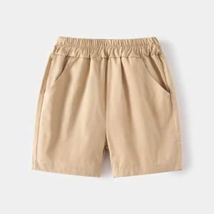 Detail der khakifarbenen Baumwollshorts mit elastischem Bund und Taschen für Kinder