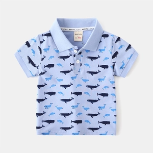 Polo enfant bleu clair à manches courtes avec imprimés baleines sur toute la surface