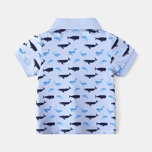 Vue détaillée du dos du polo pour enfant bleu clair avec imprimé baleine complet