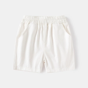 Detail von Kinder-Baumwollshorts in Weiß mit elastischem Bund und praktischen Seitentaschen