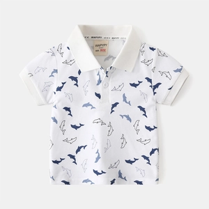 Polo blanc en coton pour enfants avec imprimé dauphins bleus et col classique à boutons