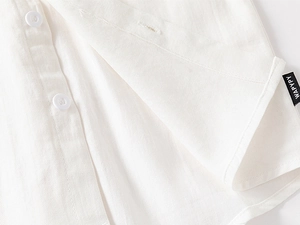 Détail du sergé de coton avec boutons blancs et étiquette de marque noire sur chemise