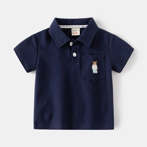 Nahaufnahme eines dunkelblauen Poloshirts mit weißen Knöpfen und Bärenstickerei