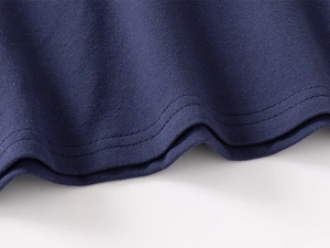 Vista macro dettagliata del tessuto piqué di cotone blu navy con cucitura piatta a doppio ago