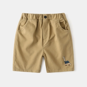 Détail du short en coton kaki avec broderie girafe et taille élastique confortable