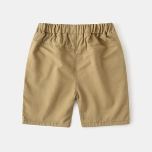 Détail du short en coton kaki pour garçon avec taille élastique et double surpiqûre