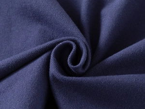 Vista macro del tessuto in maglia piqué blu navy con texture e qualità morbida
