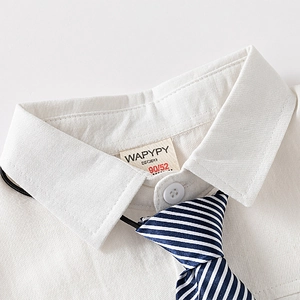 Chemise blanche classique à manches longues pour garçon avec cravate à rayures bleues