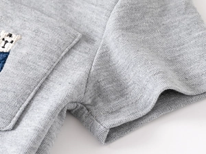 Detailaufnahme des grauen Piqué-Poloshirts mit Bärenstickerei und hochwertigen Nähten