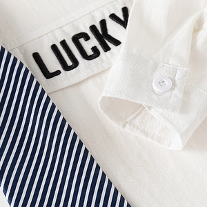 Chemise blanche à manches longues pour garçons avec broderie LUCKY et cravate rayée