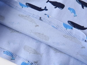 Détail de la couture à double aiguille et de l'imprimé baleine sur tissu en coton