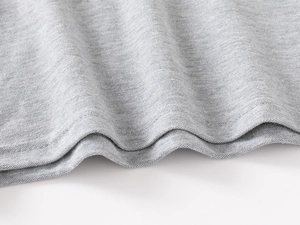 Detail der Doppelnaht am Saum des grauen Poloshirts und Textur des Piqué-Baumwollstoffs
