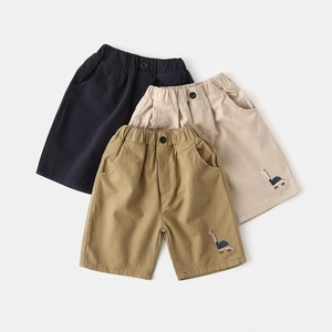 Trois shorts cargo pour enfants en coton bleu marine, beige et kaki avec broderie dinosaure