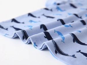 Gros plan sur tissu en maille bleue respirante avec motifs baleine et coutures fines