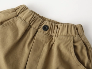 Détail du short en sergé de coton kaki avec taille élastique et bouton noir classique