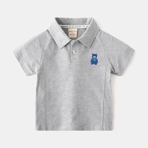 Détail d'un polo gris pour enfant en coton avec broderie d'ours bleu et col boutonné