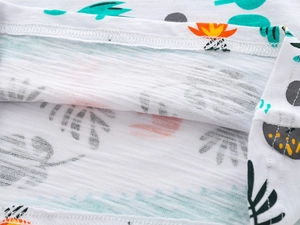 Détail de couture overlock et texture coton flammé sur T-shirt imprimé enfant