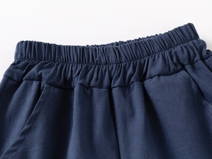 Detailansicht der dunkelblauen Jungen-Shorts mit elastischem Bund und Taschen
