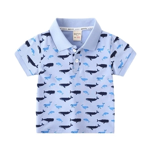 Polo enfant bleu à manches courtes avec imprimé baleines et col classique