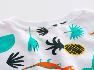 Détail du tissu en coton respirant et des motifs dinosaures sur le t-shirt pour enfants