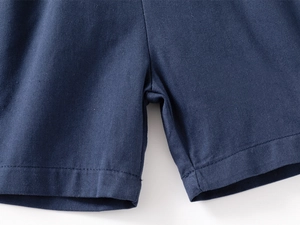 Nahaufnahme der hochwertigen Baumwollnähte und des U-Schnitts bei dunkelblauen Jungen-Shorts