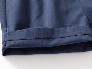 Makroaufnahme von dunkelblauem Baumwoll-Twill-Stoff mit umgeschlagenem Saum und Nähten