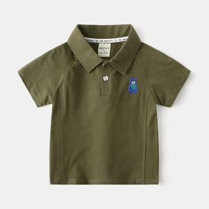 Polo enfant vert armée à manches courtes avec broderie d'ours bleu sur tissu respirant