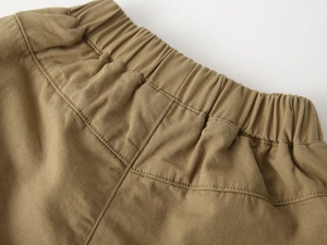 Détail du short décontracté kaki pour garçon avec taille élastique et coutures renforcées