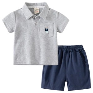 Sommerliches Polo-Set für Jungen mit grauem Strickhemd, Bärenstickerei und marineblauen Shorts