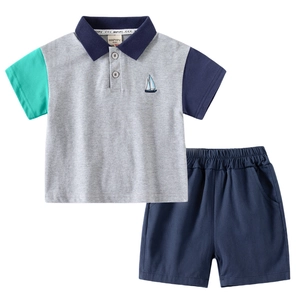 Set per bambini in cotone con polo, ricamo a vela e pantaloncini grigio e blu navy