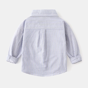 Vue arrière d'une chemise à manches longues rayée bleu et blanc en coton Oxford pour garçon