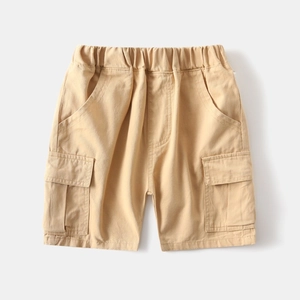 Dettaglio dei pantaloncini cargo da bambino con vita elastica e tasche laterali