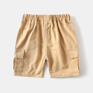 Dettagli dei pantaloncini cargo kaki da bambino con elastico in vita e tasche a patta