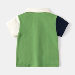 Vue arrière du polo pour enfants avec design color-block vert, blanc et bleu marine
