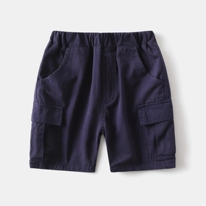 Dettaglio dei pantaloncini cargo blu navy per bambini con elastico in vita e tasconi
