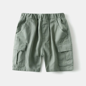 Dettaglio dei pantaloncini cargo verde militare per bambini con vita elastica e tasca a patta