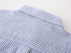 Détail du col d'une chemise Oxford à rayures bleues avec des coutures de haute qualité