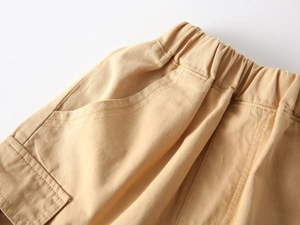 Dettaglio dell'elastico in vita e delle cuciture dei pantaloncini in twill di cotone kaki