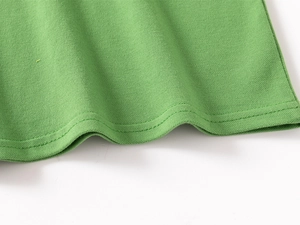 Vue détaillée de l'ourlet à double couture et du tissu en maille respirant du polo pour enfant