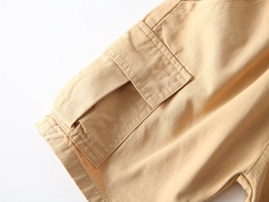 Dettaglio della tasca dei pantaloncini cargo kaki con cuciture resistenti e tessuto twill