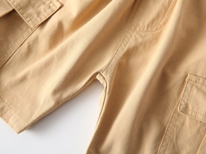 Dettaglio dei pantaloncini cargo kaki con pesante twill di cotone e tasche a pattina