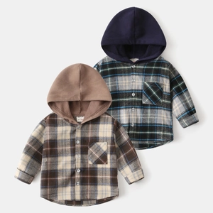 Détail des chemises à capuche en flanelle à carreaux avec boutons et coutures de qualité