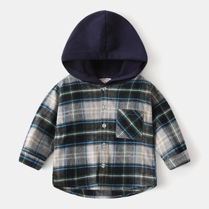 Détail d'une chemise à capuche à carreaux pour enfants en tissu de coton doux avec coutures fines