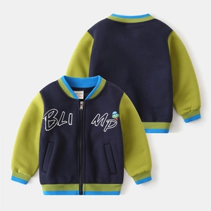 Détail de la veste baseball enfant marine et verte avec imprimé astronaute et bords-côtes