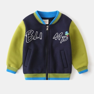 Détail d'une veste de baseball pour garçon montrant la broderie et le col côtelé