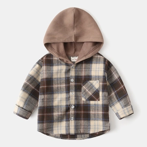 Détails macro d'une chemise à capuche à carreaux avec étiquette et coutures précises
