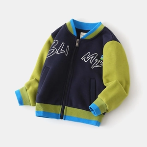 Détail d'une veste polaire enfant avec fermeture éclair et imprimé de lettres BLIMP