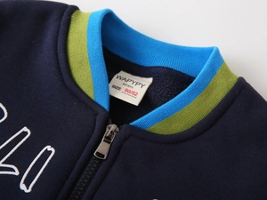 Détail de la veste polaire bleue enfant montrant le col rayé et la fermeture éclair en métal